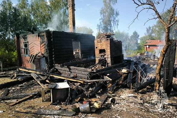 В Гаврилово-Посадском районе сгорели дом с баней